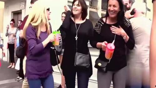 恶作剧路人吃瓜,一场意外的欢乐盛宴