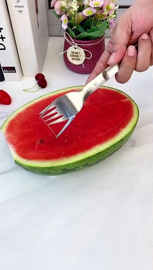 老外发明吃瓜神器,老外发明神奇吃瓜工具，轻松享受夏日清凉